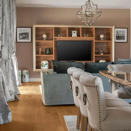 Vabriga Sleeps 8 With Pool Air Con And Wifi וילה